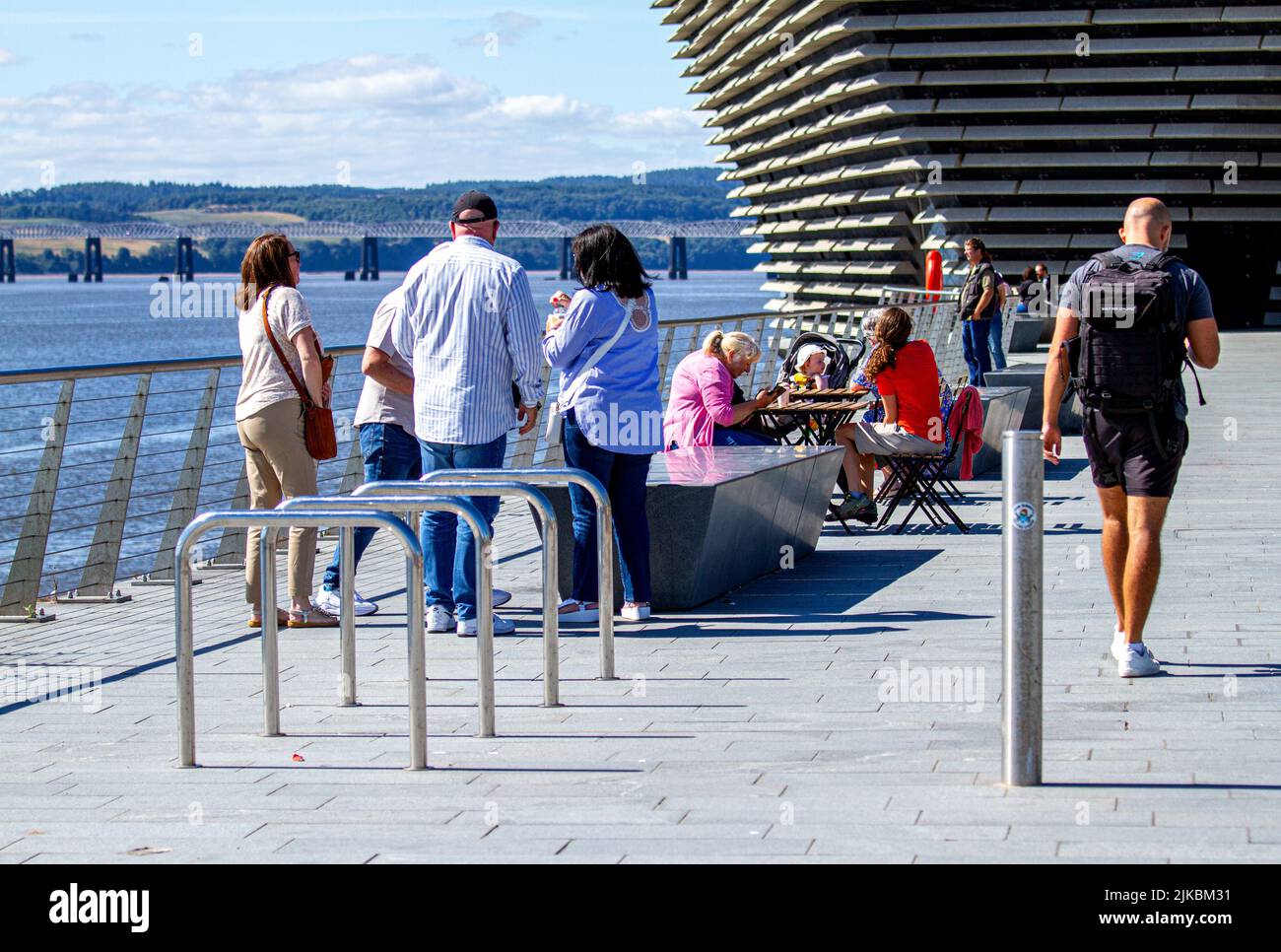 Dundee, Tayside, Schottland, Großbritannien. 1. August 2022. Wetter in Großbritannien: Die Temperaturen im Nordosten Schottlands haben 20 Grad erreicht, beginnt die August-Hitzewelle. Touristen und Anwohner sind unterwegs, um Sehenswürdigkeiten zu besichtigen, während sie das wunderschöne Wetter genießen und Eiszapfen, kalte Getränke und Kaffee vor dem V&A Design Museum an den Heather Street Food Vendors entlang des Dundee`s Waterfront Development Project kaufen. Kredit: Dundee Photographics/Alamy Live Nachrichten Stockfoto